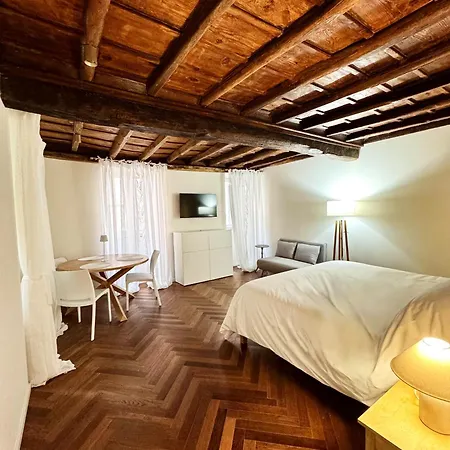 Navona Fox House 1 *